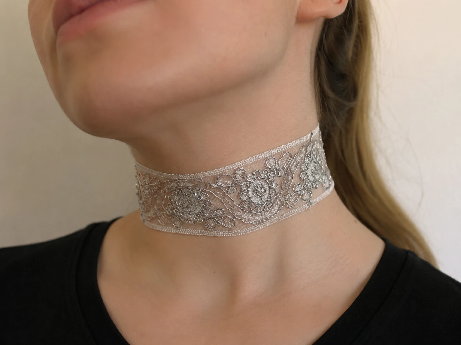 Choker plateado. Leer: